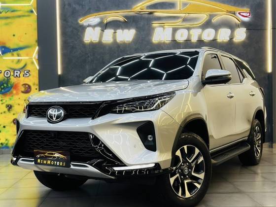 TOYOTA HILUX SW4 2.8 D-4D TURBO DIESEL SRX PLATINUM 7L 4X4 AUTOMÁTICO